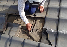 屋根の診断している画像