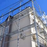 アパートに足場が建っている様子を表した画像