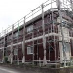 アパートに足場が建っている画像