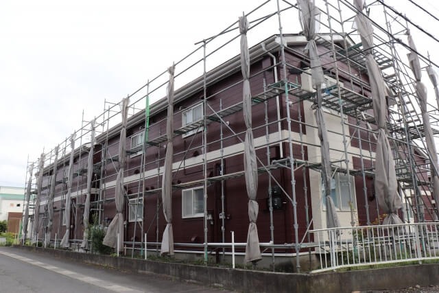 アパートに足場が建っている画像