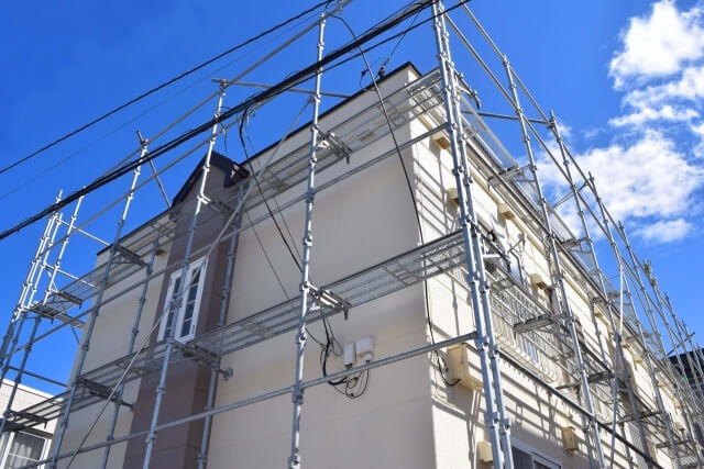 アパートに足場が建っている様子を表した画像